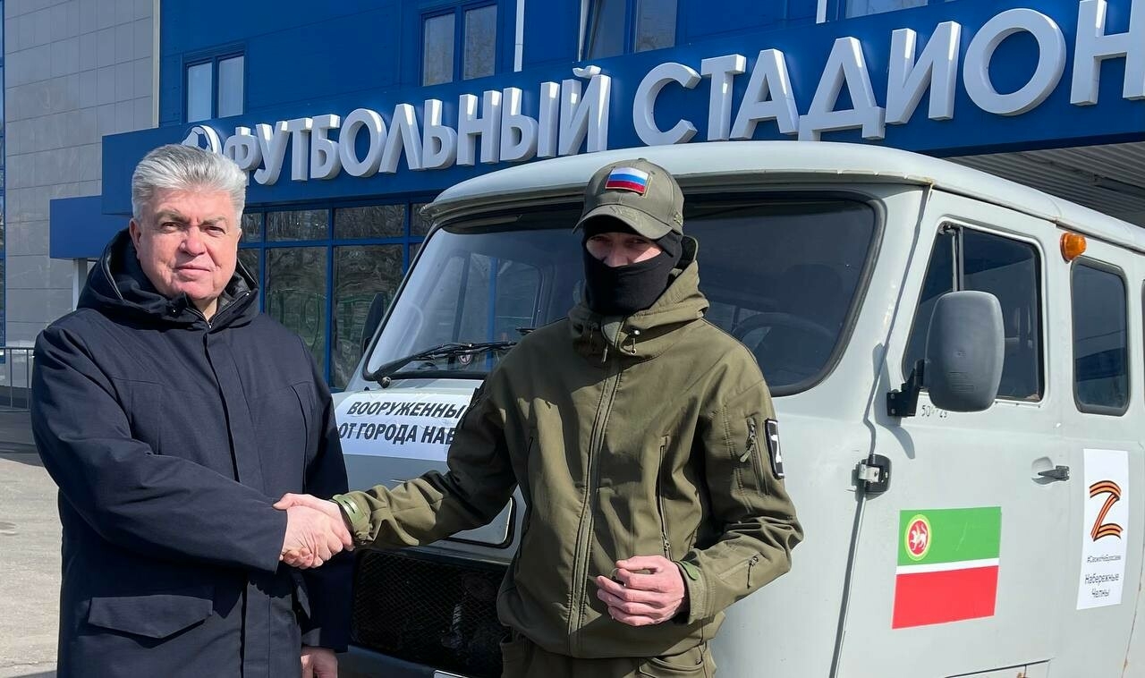 Наиль Магдеев вручил ключи от «УАЗа» челнинским военнослужащим