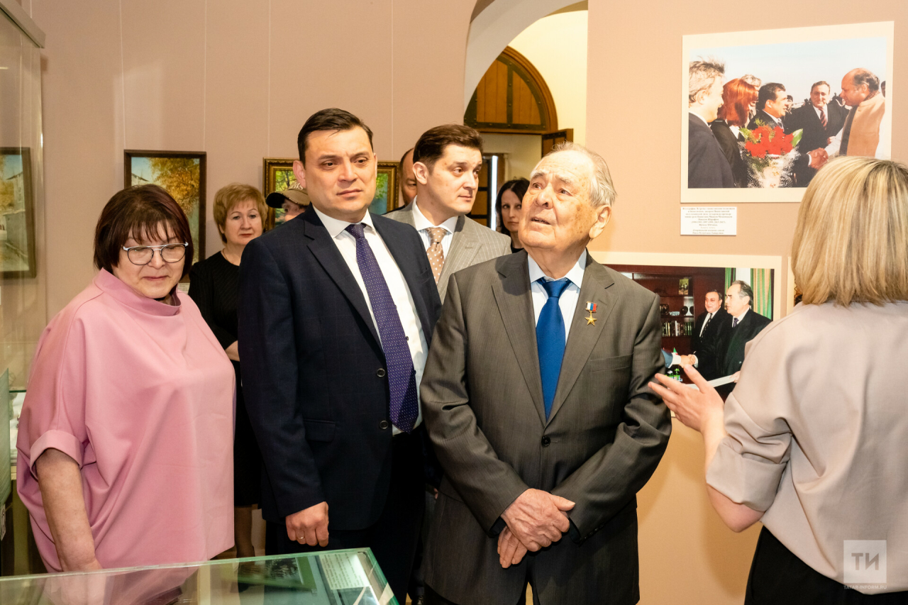 «Благодаря ему арабский мир полюбил нас»: в Казани открыли выставку памяти Тимура Акулова