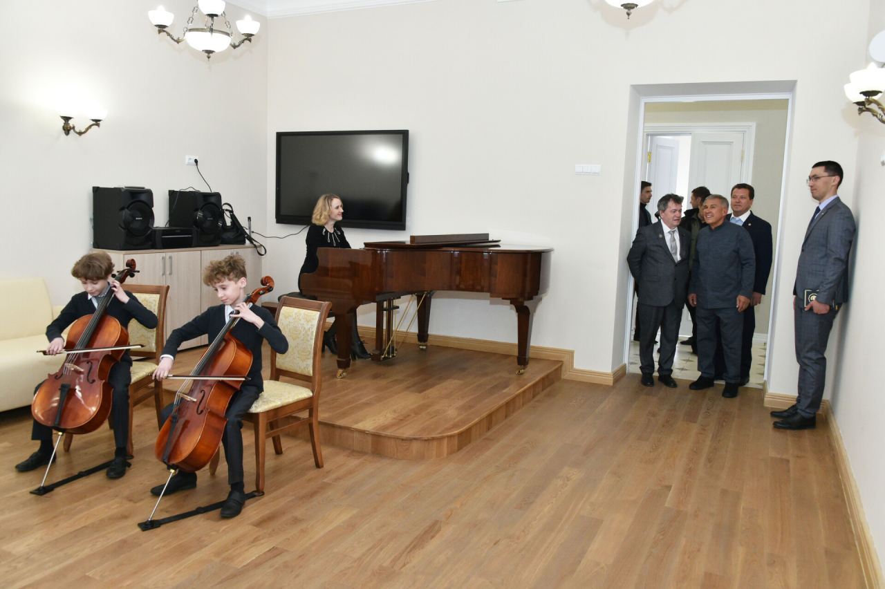 Минниханов посетил детскую музыкальную школу №1 Казани