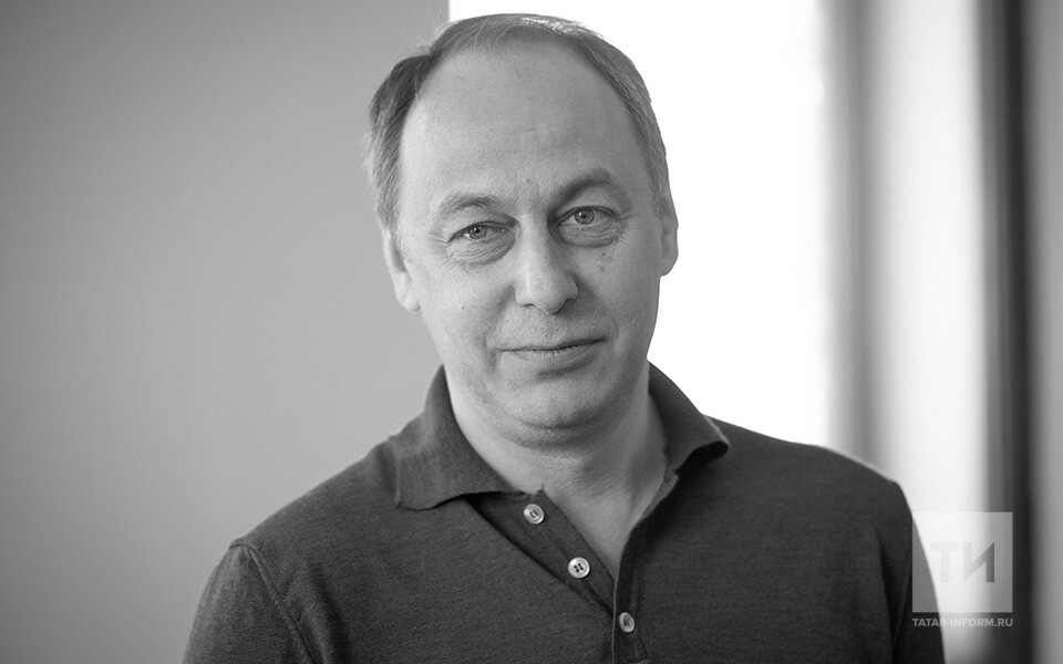 Uning etagini kotarib sikdi. Chiroyli ukrainalik ayolni sikishmoqda