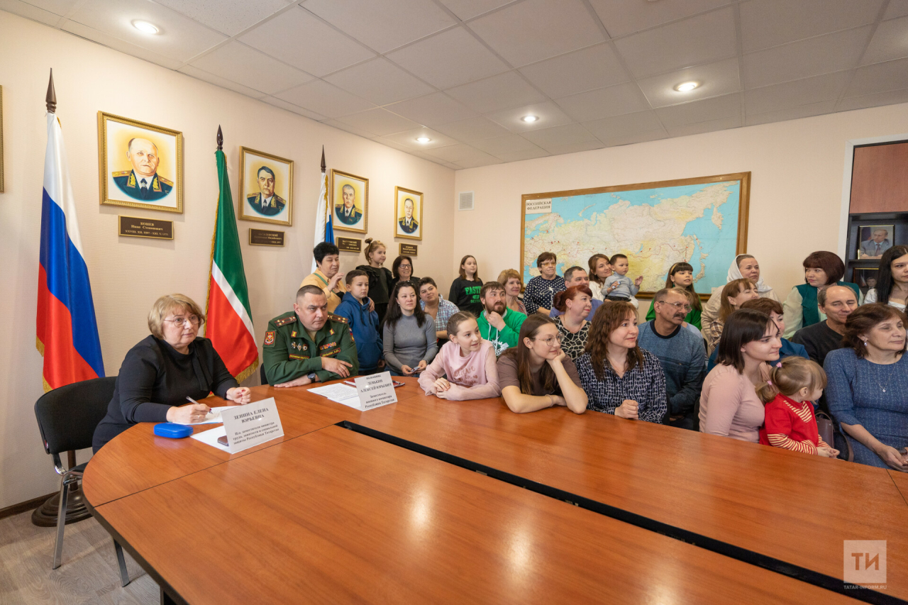 «Я горжусь своим братишкой»: в Казани провели телемост для родственников мобилизованных