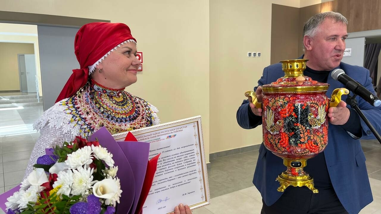 Уникальный самовар вручили ансамблю «Каравон» в честь 35-летнего юбилея