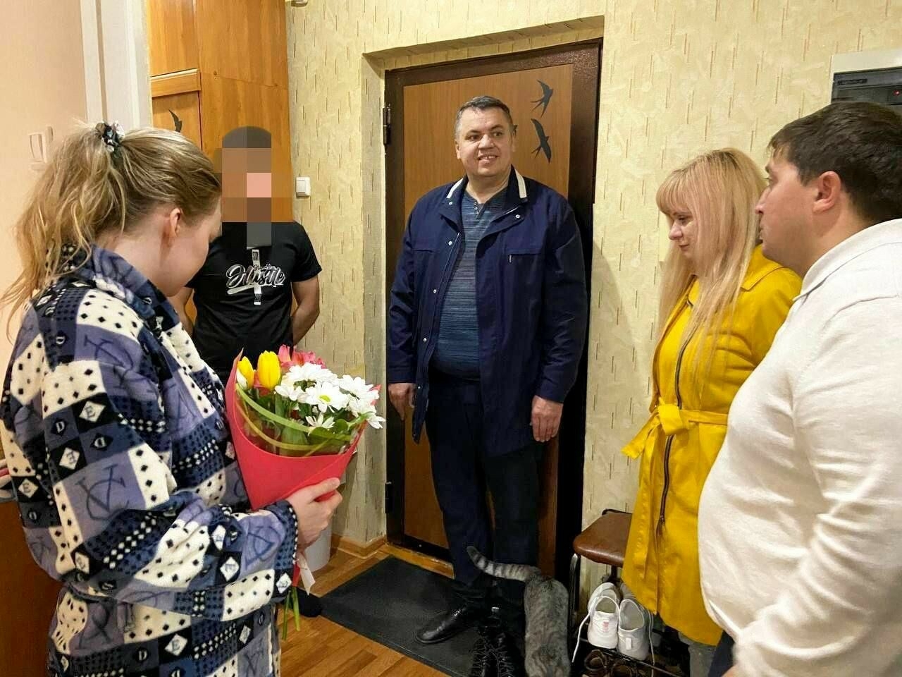 Глава Менделеевского района поздравил семью военного с рождением ребенка