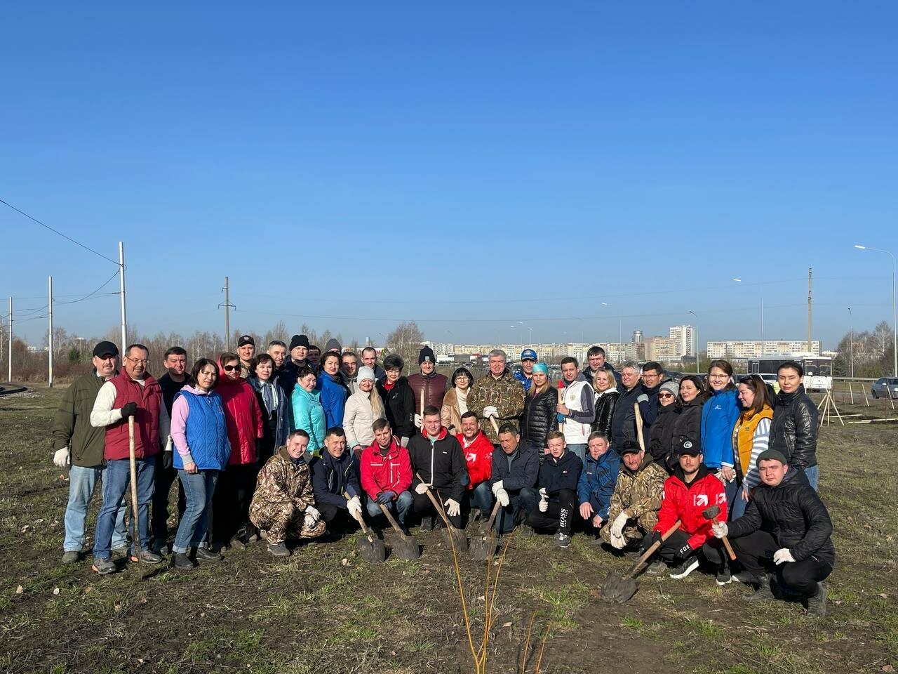 Магдеев с депутатами горсовета высадили еще 300 деревьев в Челнах