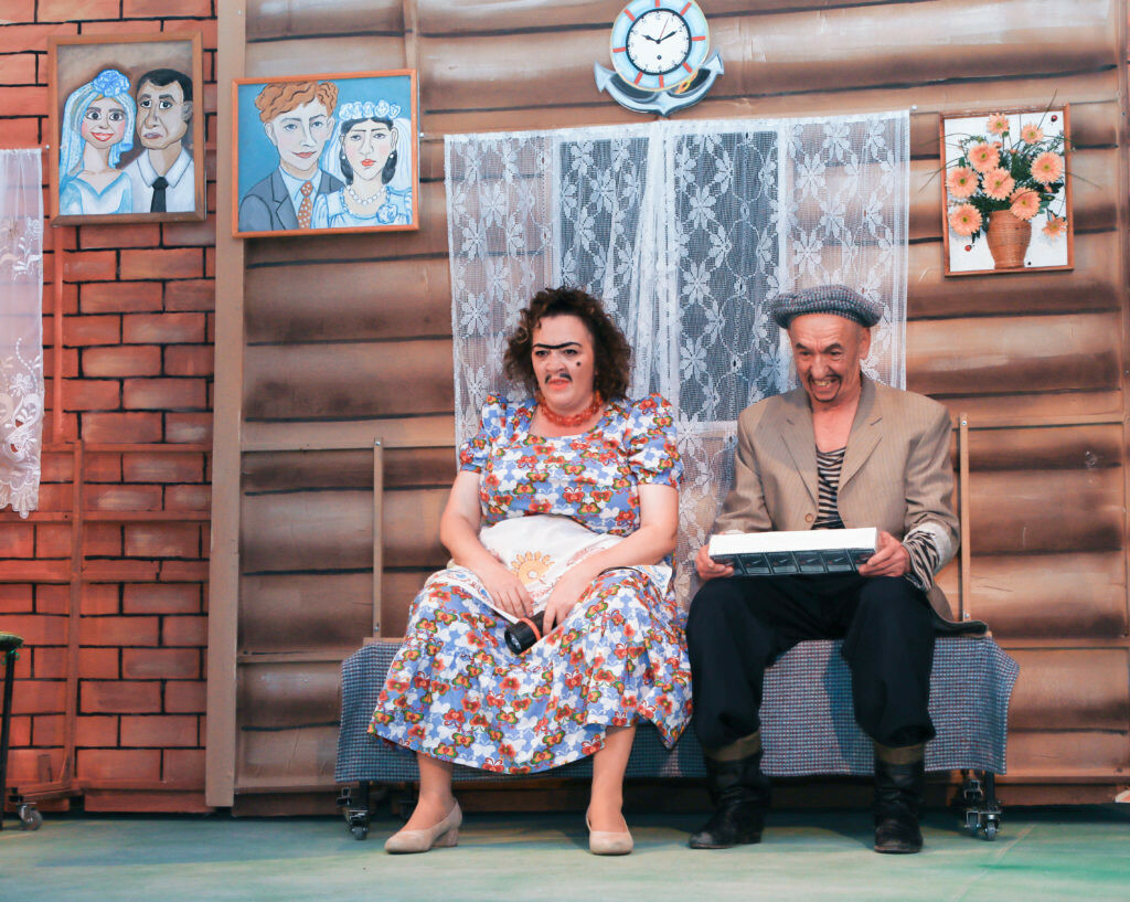 Артисты Туймазинского театра представят в Бугульме комедию «Кадриль»