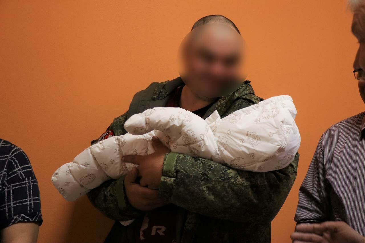 Участник спецоперации из города Лаишево приехал на выписку к новорожденному сыну