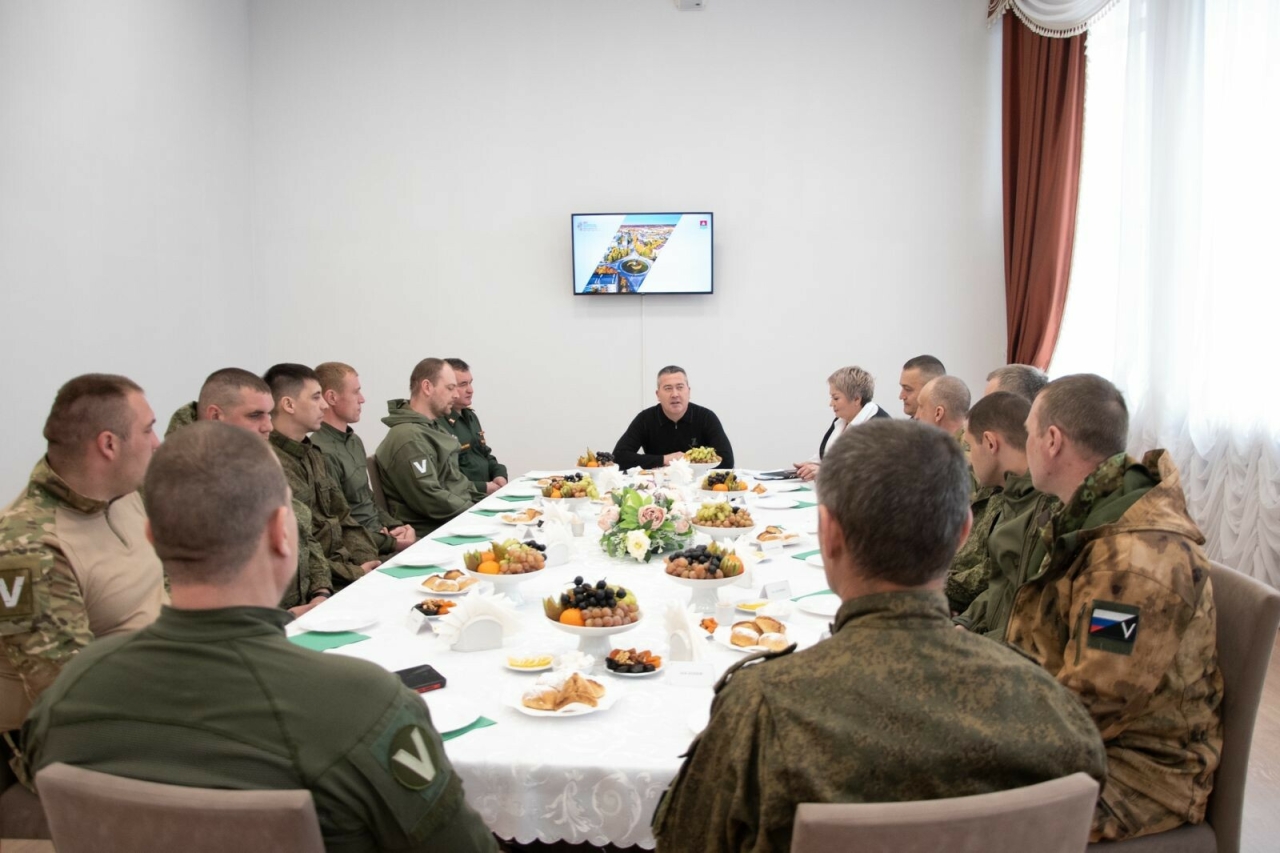 «Благодарю за мужество»: глава Бугульмы встретился с прибывшими в отпуск бойцами
