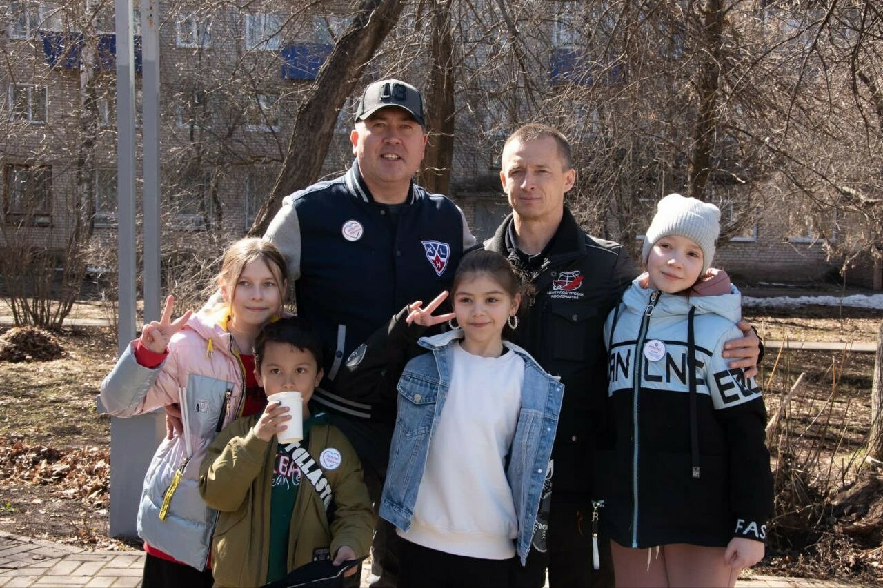 Космонавт Сергей Рыжиков принял участие в семейном субботнике в сквере Бугульмы