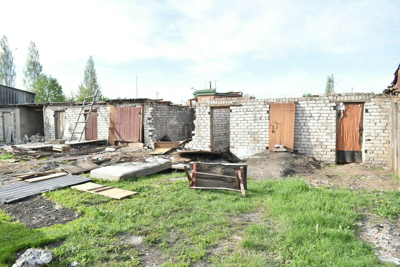 По программе «Наш двор» в Буинском районе демонтируют старые гаражи