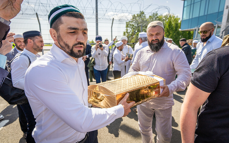 «Наши сердца озаряются светом»: в Татарстан привезли реликвии пророка Мухаммеда