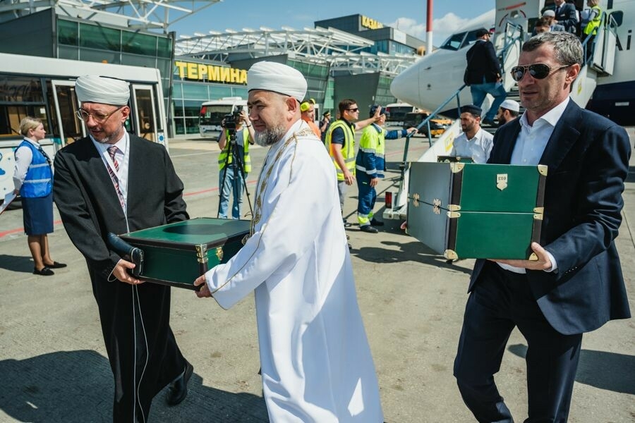 «Наши сердца озаряются светом»: в Татарстан привезли реликвии пророка Мухаммеда