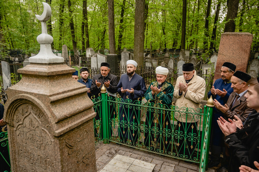 На могилах известных деятелей Татарстана установили таблички с QR-кодами и биографией