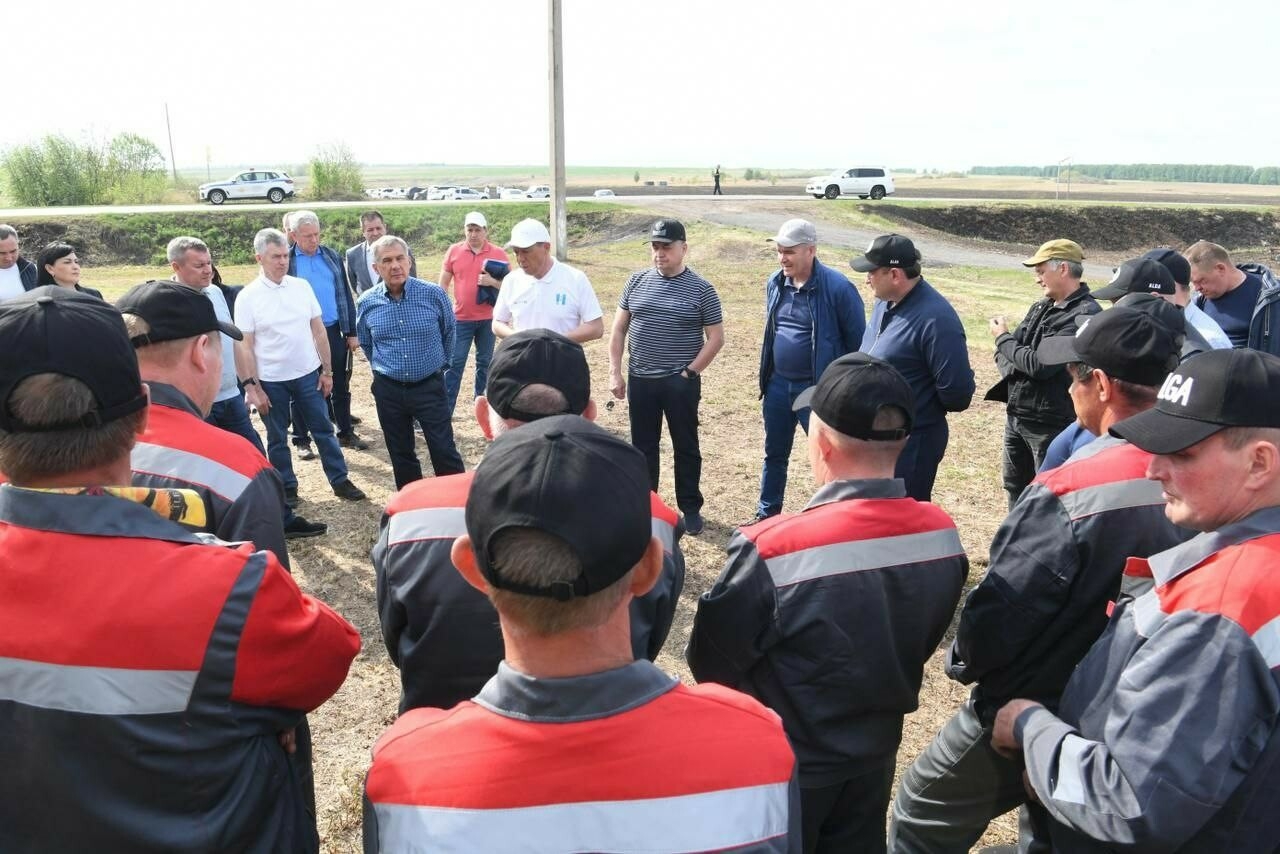 Минниханов обсудил условия труда и стоимость молока с жителями Нижнекамского района