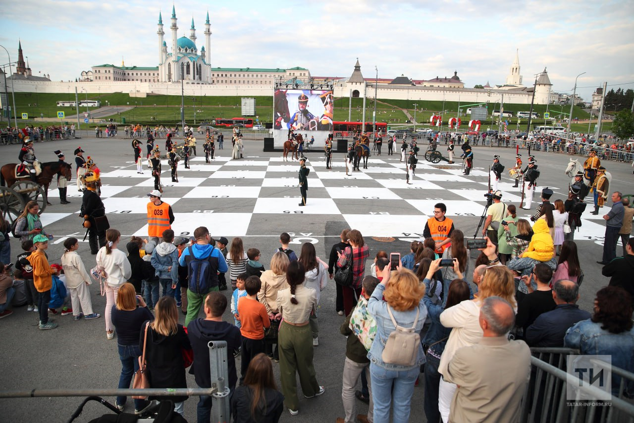 «Лошадью ходи!»: у Казанского Кремля гусары «живых» шахмат разбили армию Наполеона
