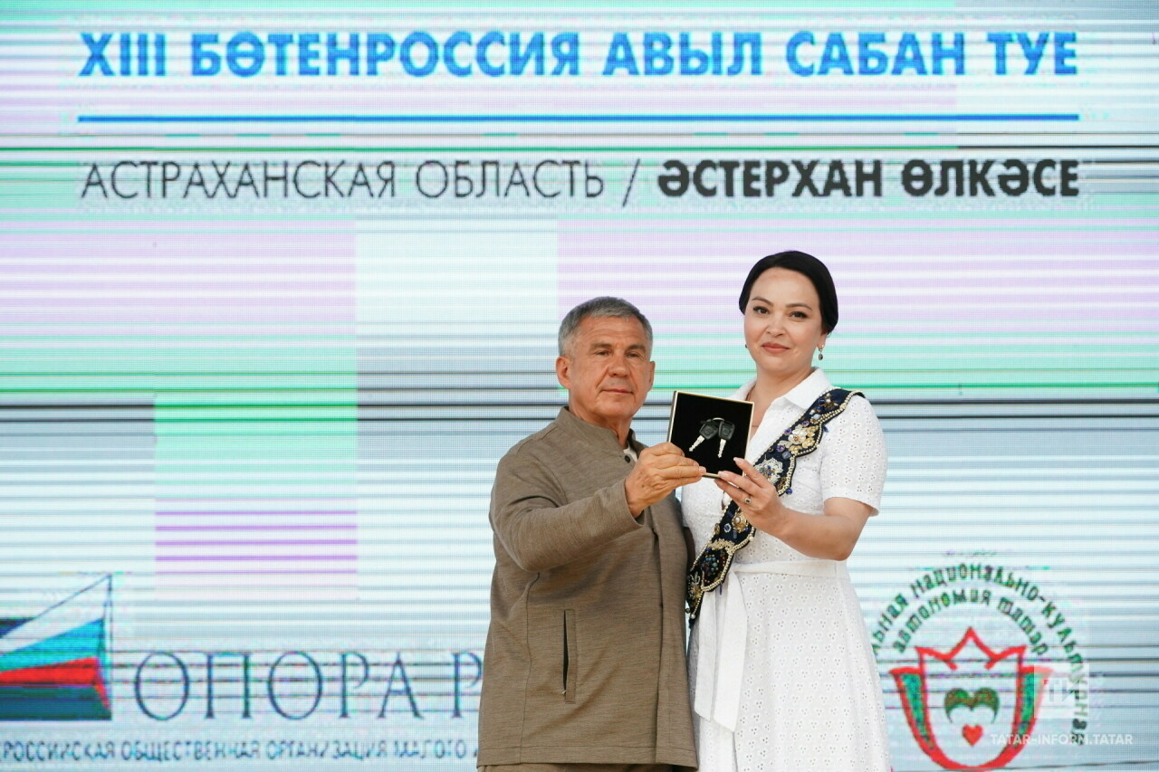 Рустам Минниханов подарил микроавтобус Национально-культурной автономии татар Астрахани