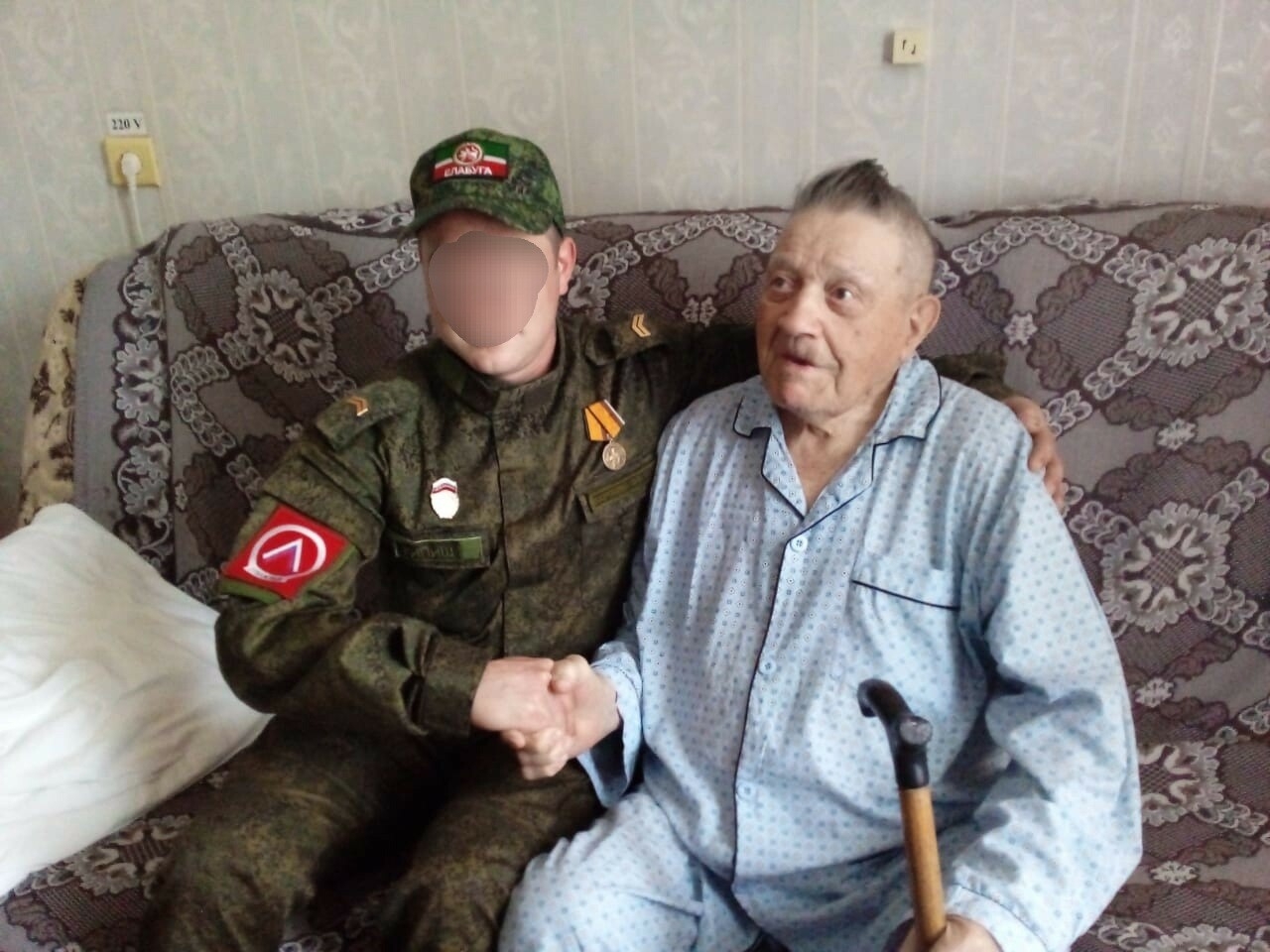 Боец из Елабуги навестил в больнице ветерана войны, от которого получал письма в зоне СВО