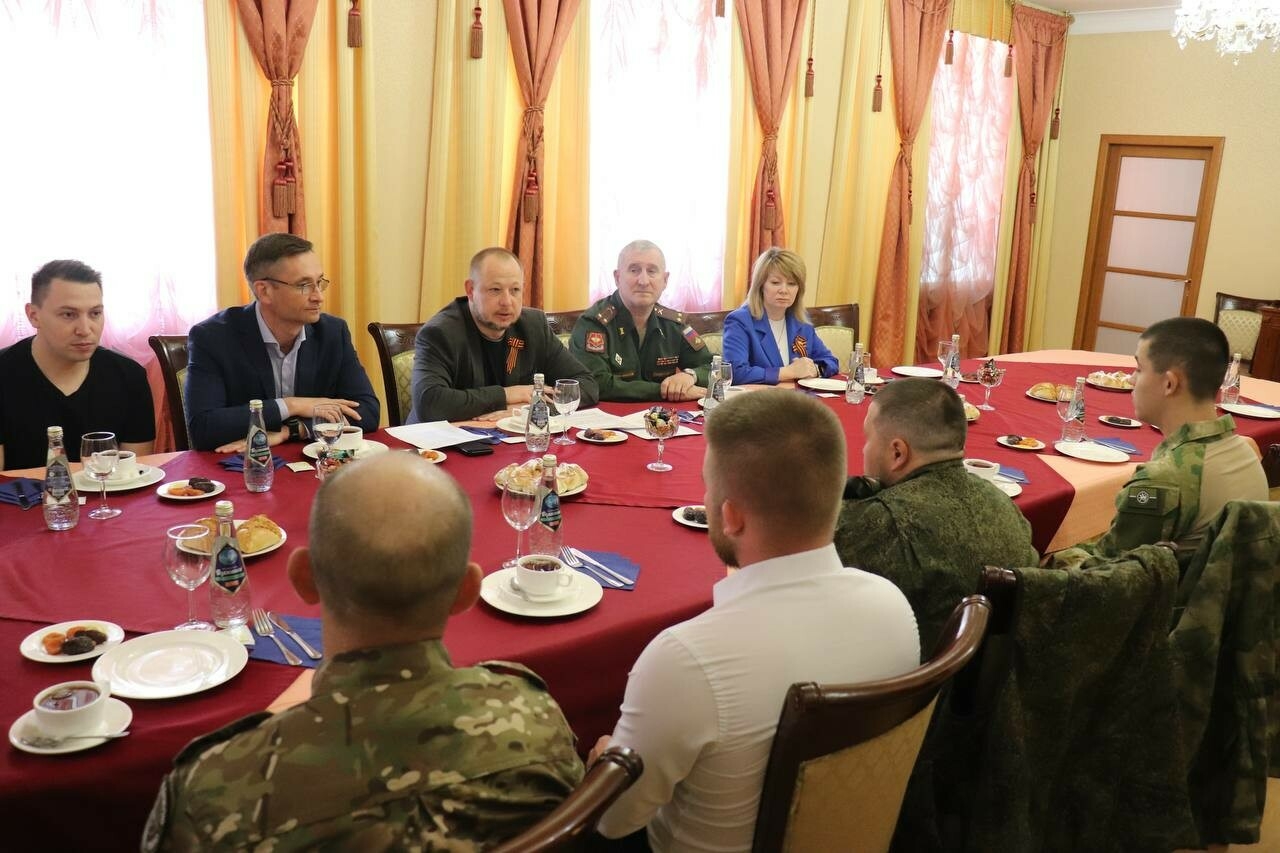 «Путь мужчины — защищать Родину»: военные Зеленодольска встретились с руководством района