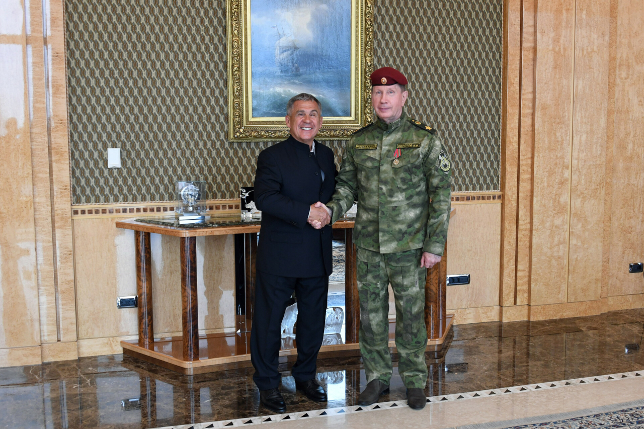 Минниханов вручил главе Росгвардии Золотову медаль 100-летия ТАССР