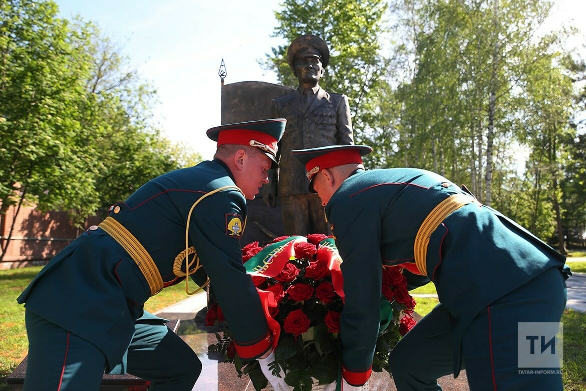 «Пример для нашей молодежи»: Минниханов открыл памятник Борису Кузнецову