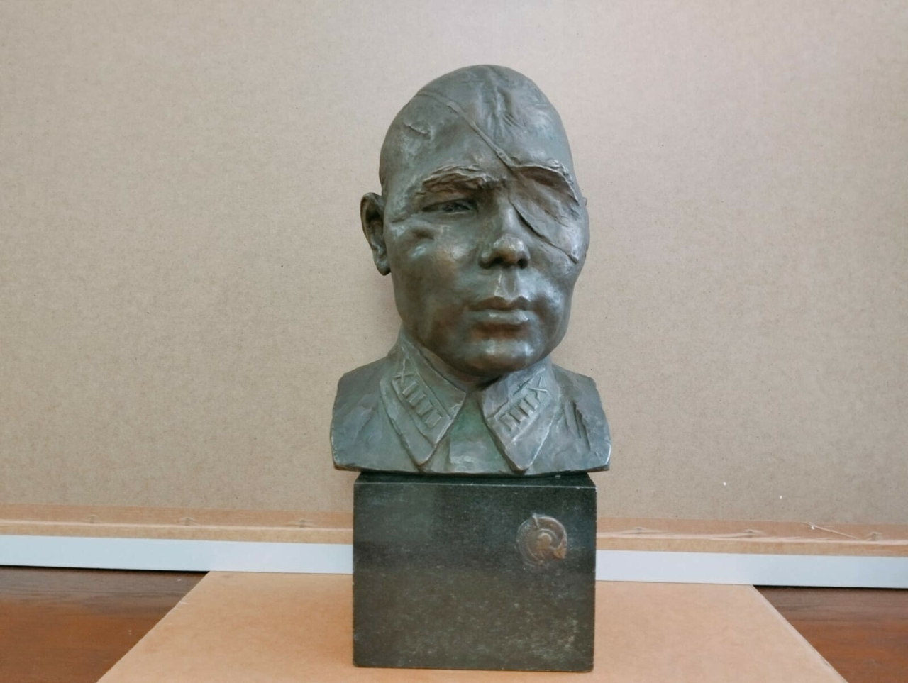 В Альметьевск привезли бронзовый бюст Бария Юсупова — одного из первых командиров «катюш»
