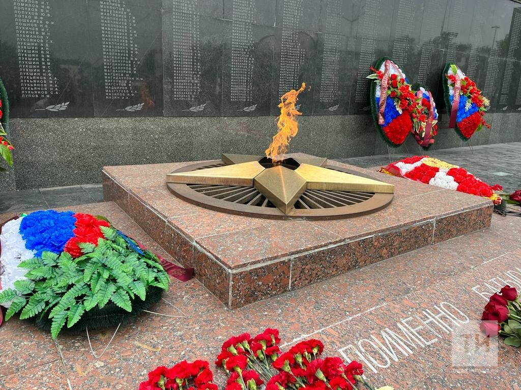 В Набережные Челны привезли огонь с могилы Неизвестного солдата в Москве