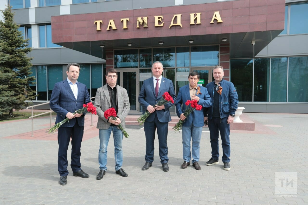 Руководители «Татмедиа» возложили цветы к памятнику журналистам и полиграфистам