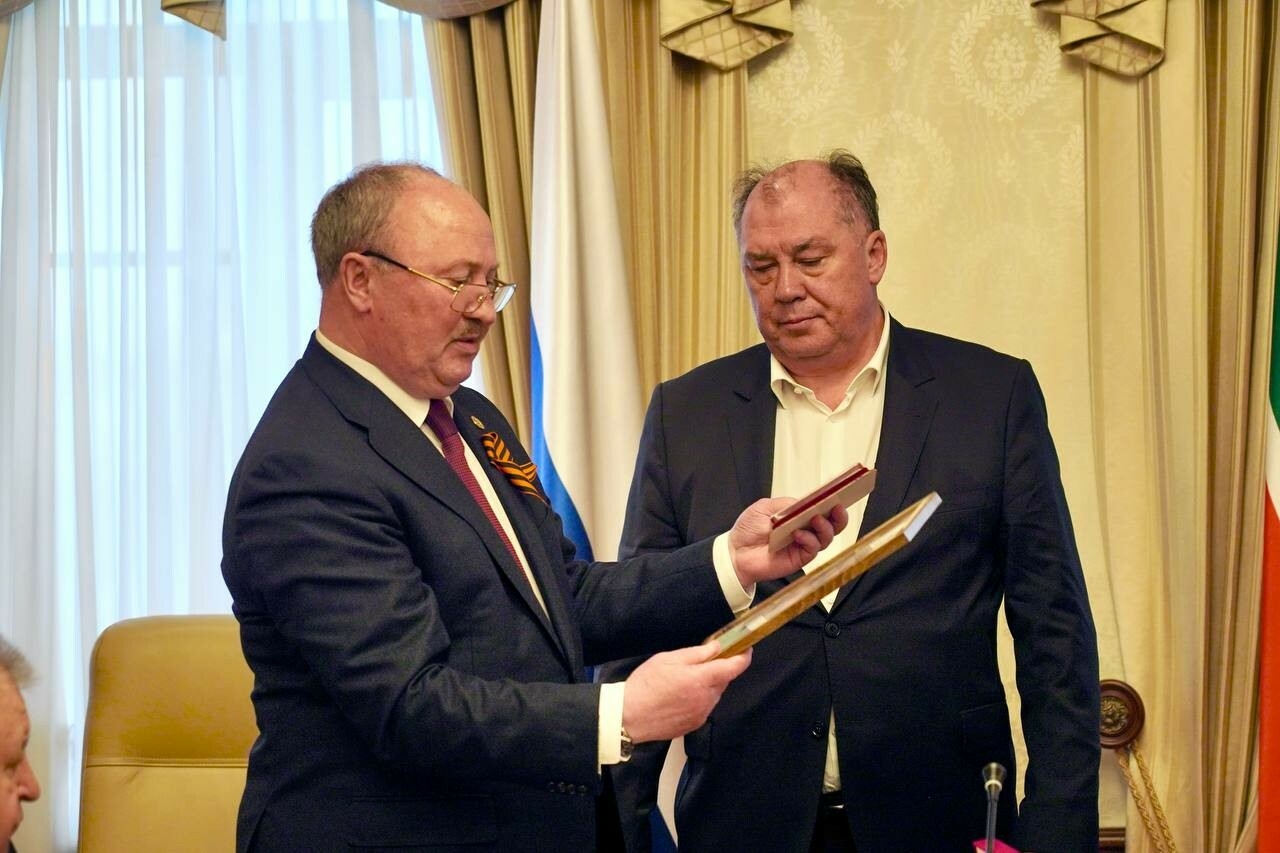 Первую медаль к 100-летию генерала армии Махмута Гареева получил его сын