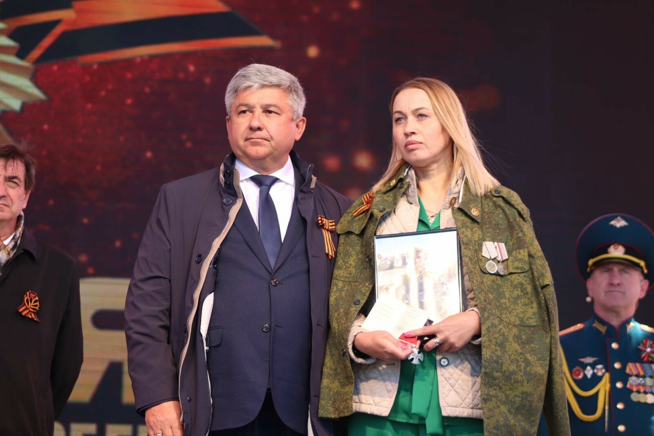 На параде Победы в Зеленодольске вручили посмертные награды семьям погибших бойцов