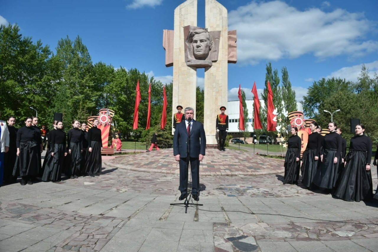 В Челнах возложили цветы к памятнику Герою Советского Союза Мусе Джалилю