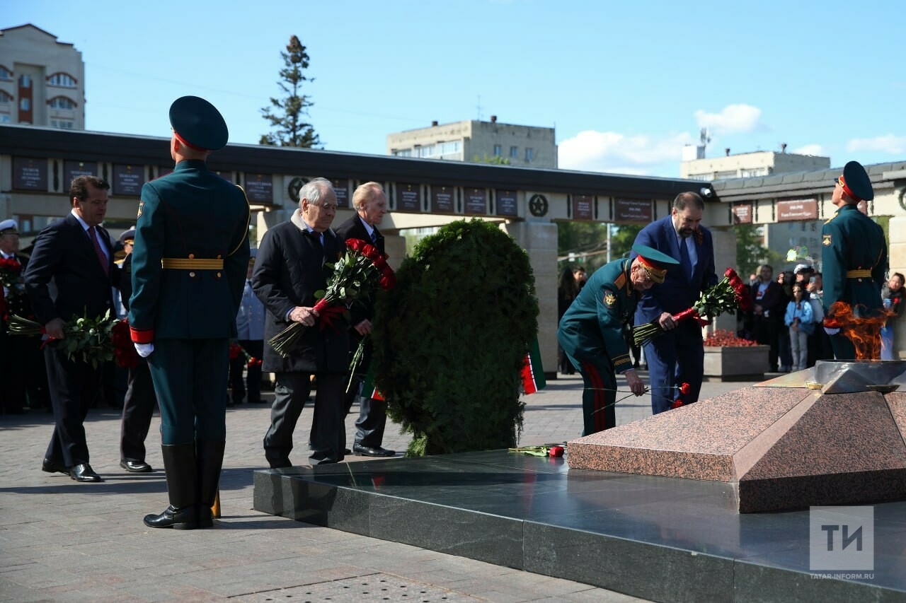 «Под звуки гимнов»: Минниханов возложил цветы к Вечному огню в казанском парке Победы