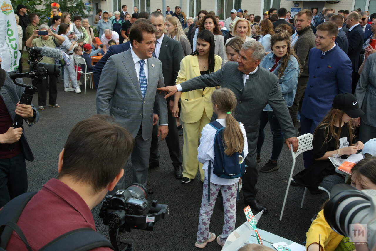 Минниханов посетил праздник двора и стадион «Ракета» в Дербышках