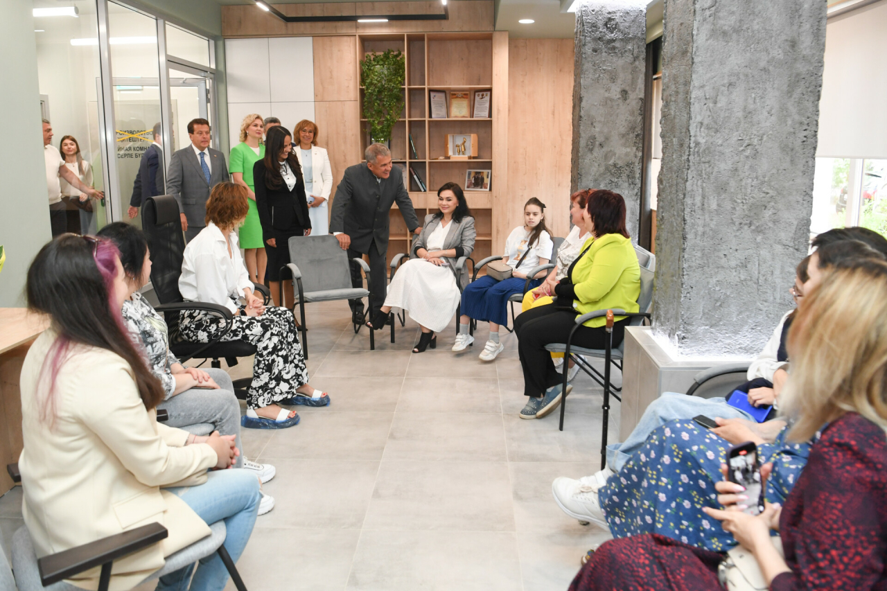 Минниханов посетил новый казанский инклюзивный центр «Всё для детей» со швейным цехом