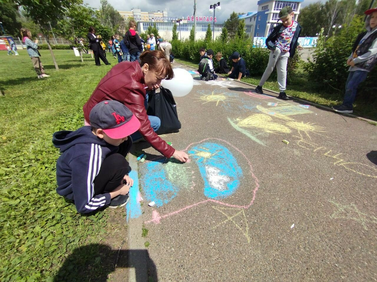 В центре Зеленодольска появился рекордно длинный рисунок мелками на асфальте