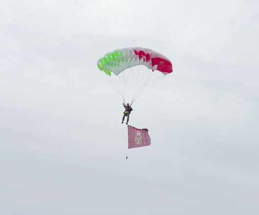 В небе над Лаишево парашютисты развернули флаги России, Татарстана и Лаишевского района