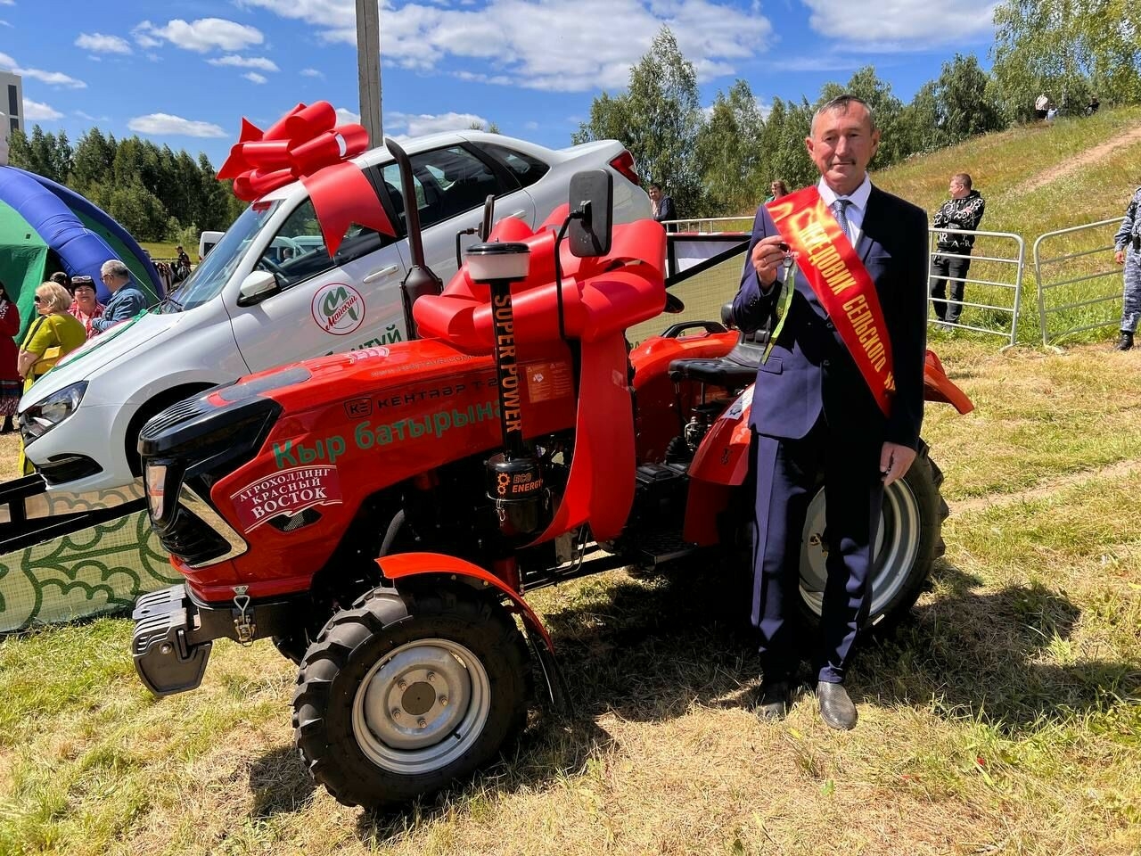 Батыру сева на Сабантуе в Зеленодольске подарили трактор