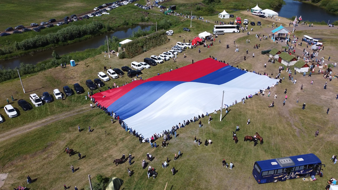 В Апастово развернули гигантский флаг-триколор в честь Дня России