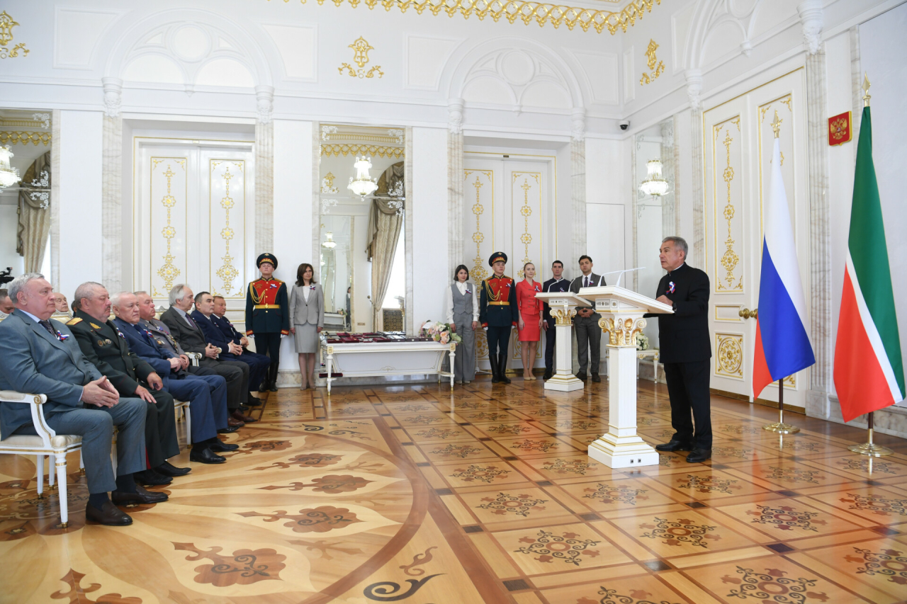 «Мы вами гордимся!»: Минниханов наградил отличившихся татарстанцев на церемонии в Кремле