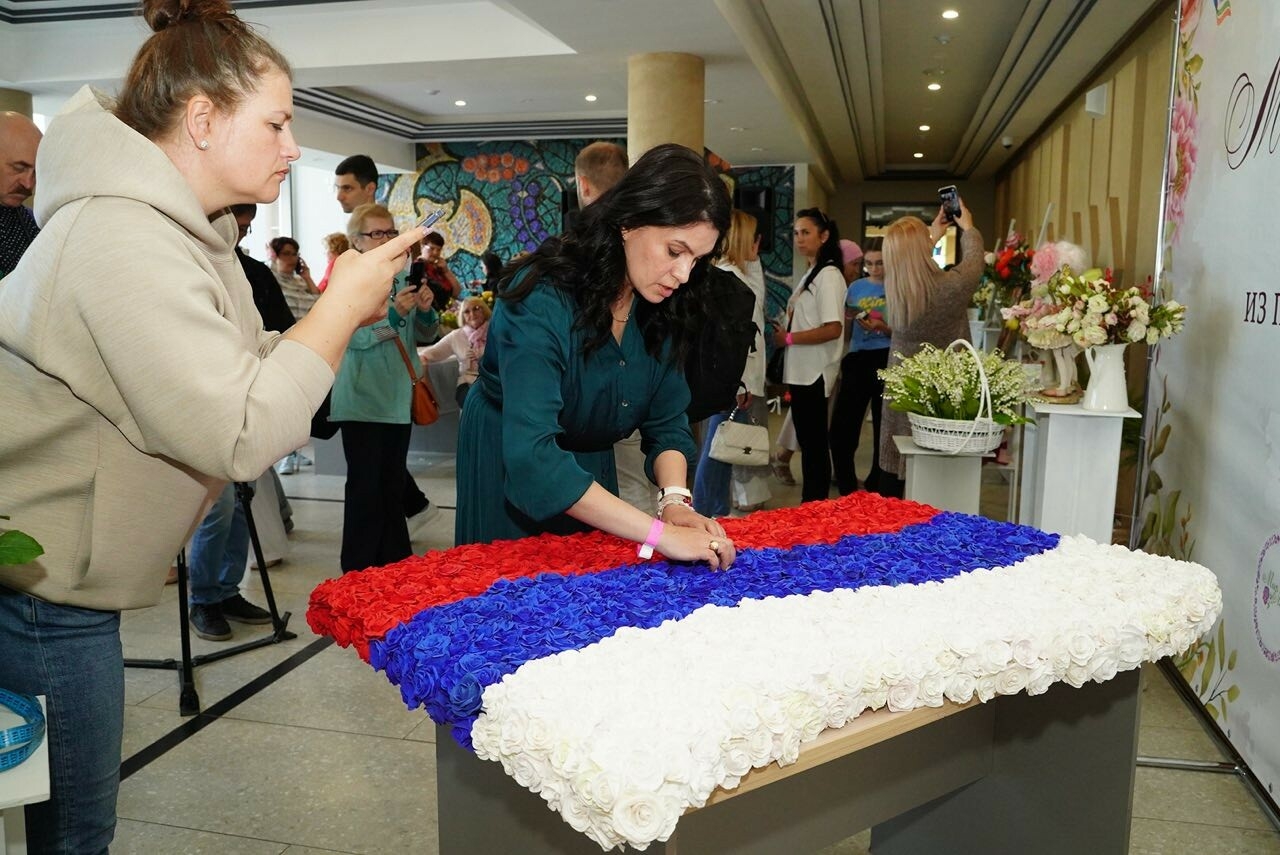 Самый большой в мире флаг России из розочек ручной работы изготовили в Казани