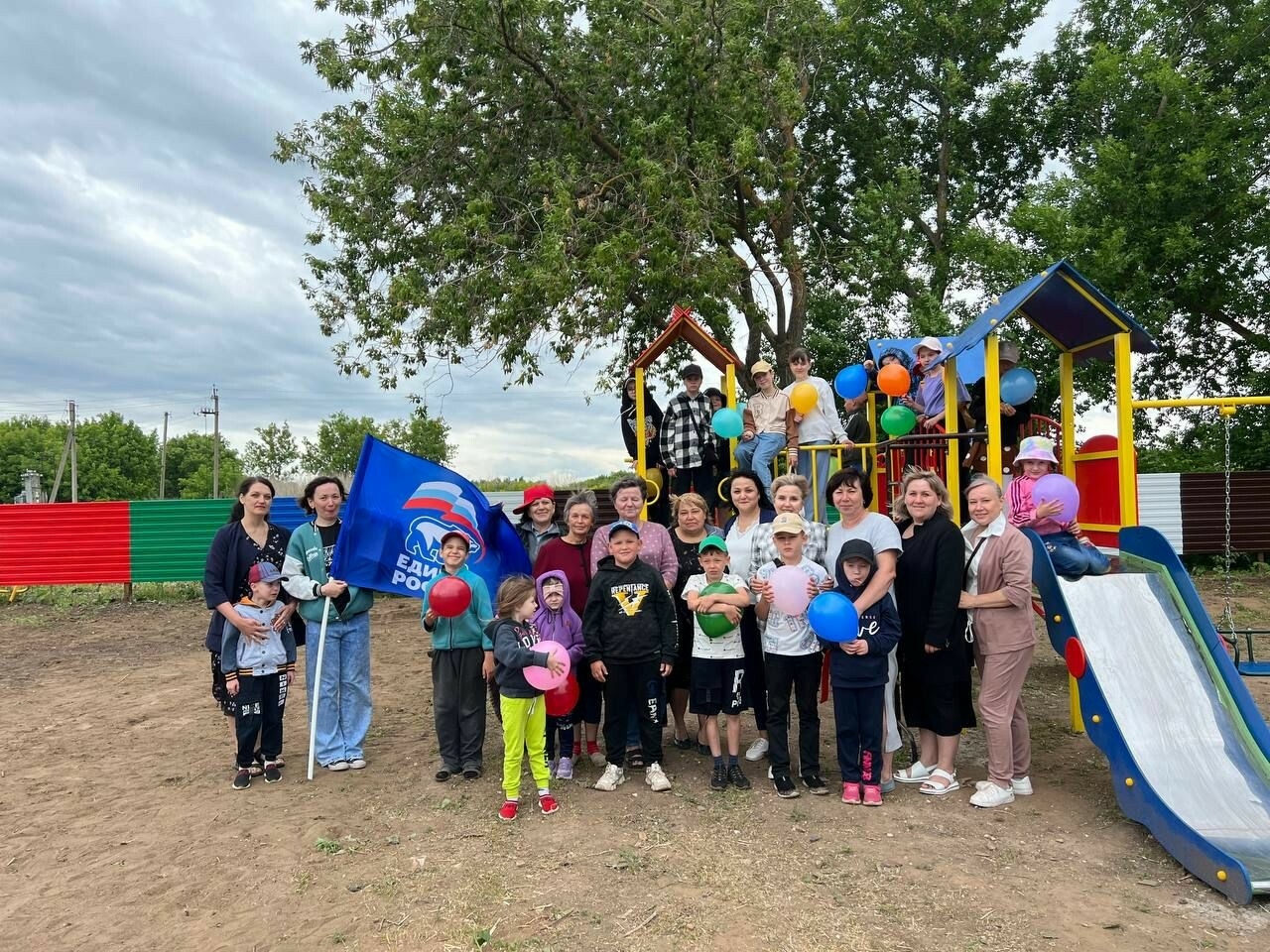 В Менделеевском районе по программе самообложения открыли новую детскую площадку