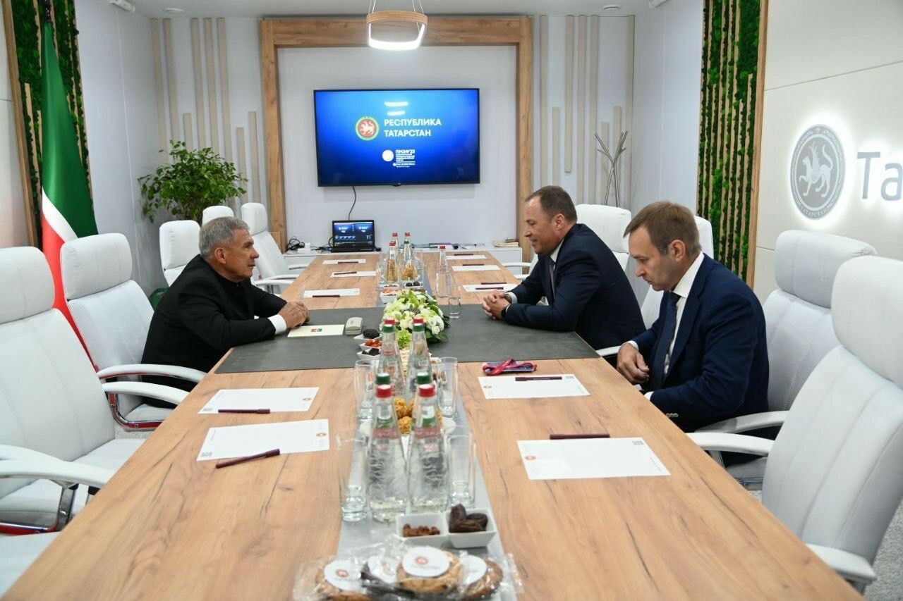 Минниханов и Комаров обсудили реализацию проектов в ПФО