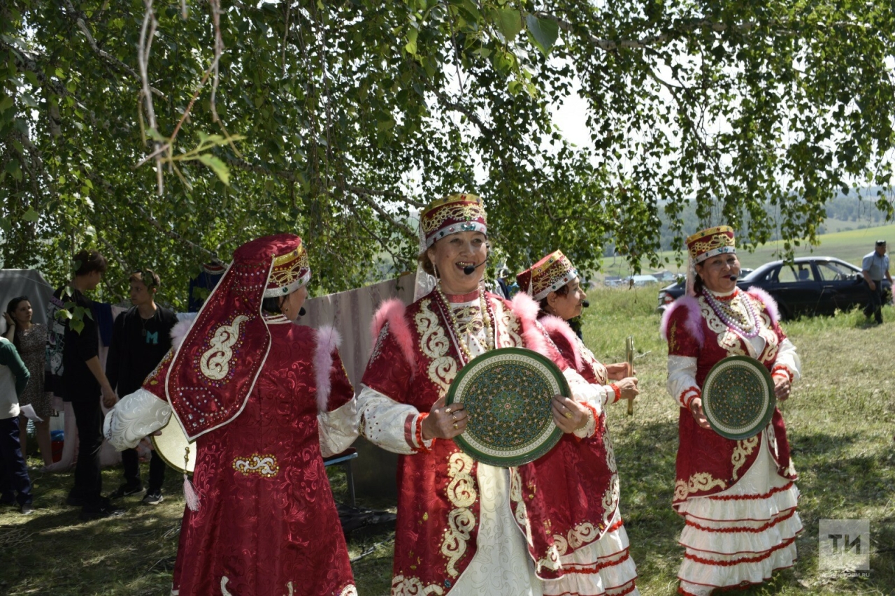 «Деревянные» скачки и битва на подушках: в Татарстане отметили «Сабантуй для бабушек»