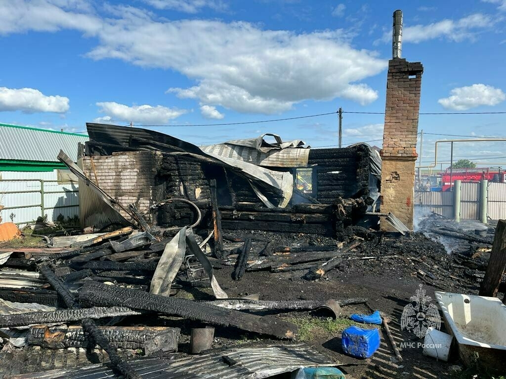 «Жили очень скромно, выпивали»: соседи рассказали о семье, погибшей в пожаре под Челнами