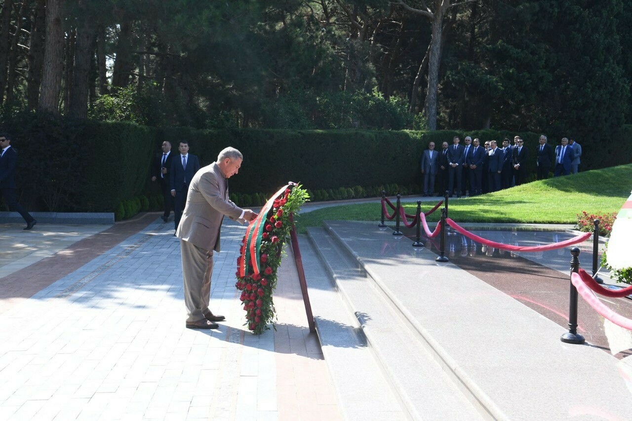 Минниханов возложил цветы к могиле Гейдара Алиева