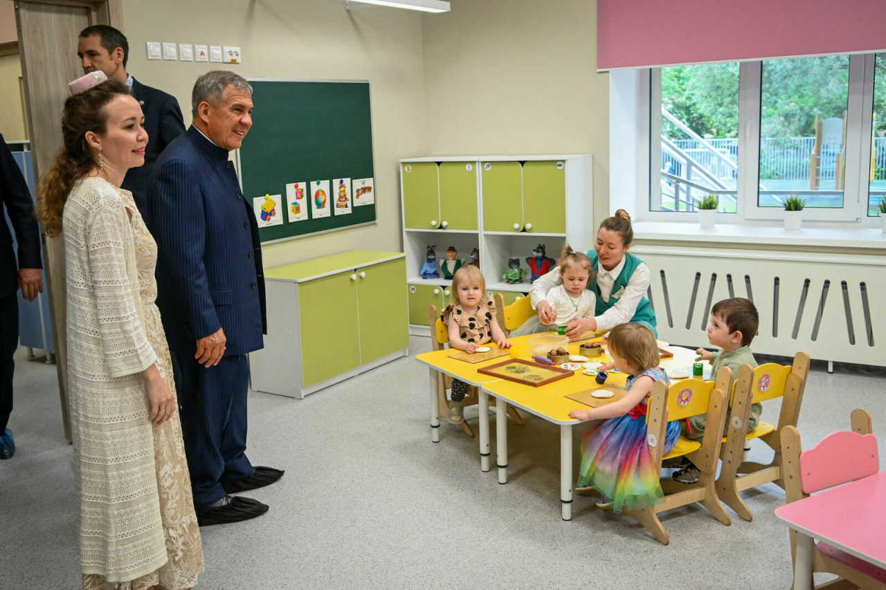 Минниханов осмотрел детский сад и библиотеку в Московском районе Казани