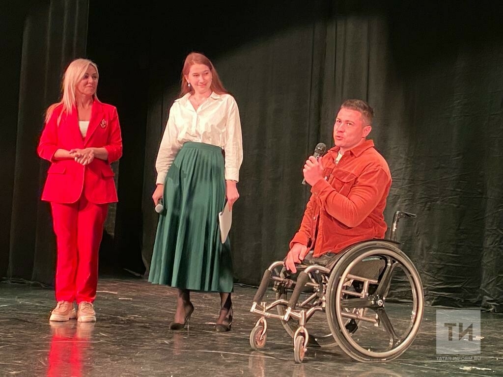 Известный блогер подарил 85-летнему пенсионеру из Нижнекамска электрическую коляску