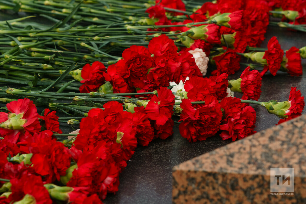 «Важно помнить о победе и ее цене»: в казанском парке возложили цветы к Вечному огню