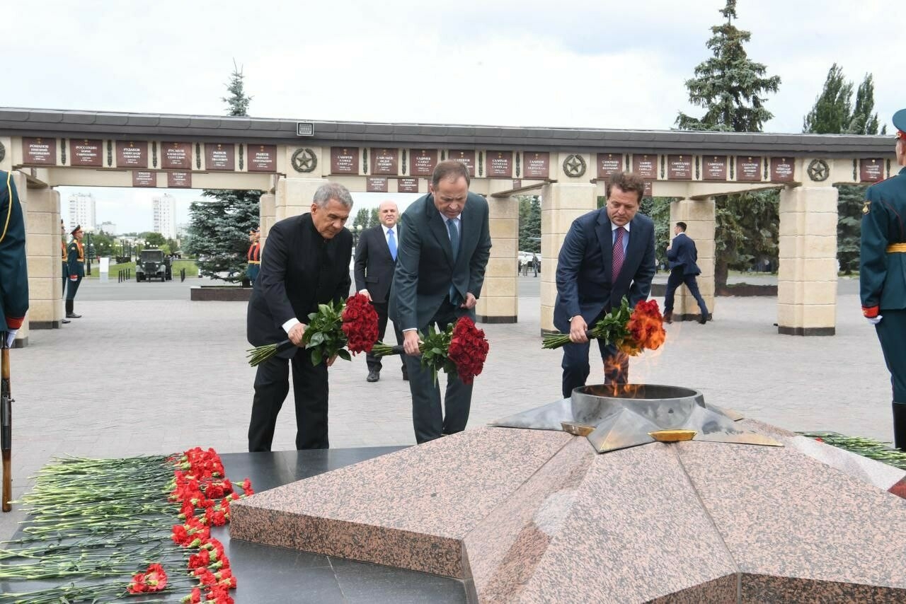 Минниханов и Мишустин возложили цветы к Вечному огню в парке Победы