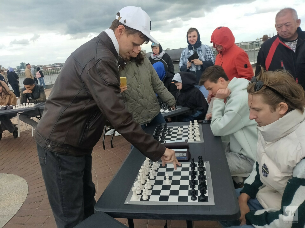 Гроссмейстер на крыше: Влад Артемьев сыграл в шахматы сразу с 21 казанцем