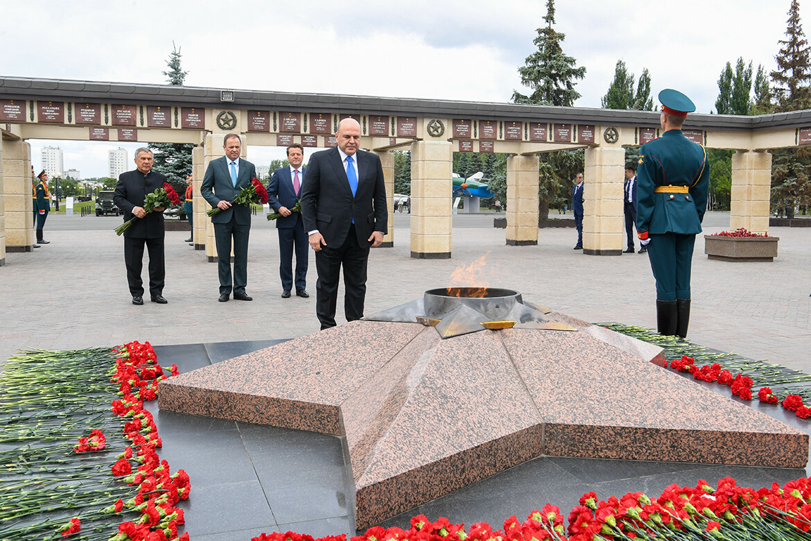 «Ждем от вас лайнеры»: Мишустин «привез» 42 млрд рублей на запуск в массовую серию Ту-214
