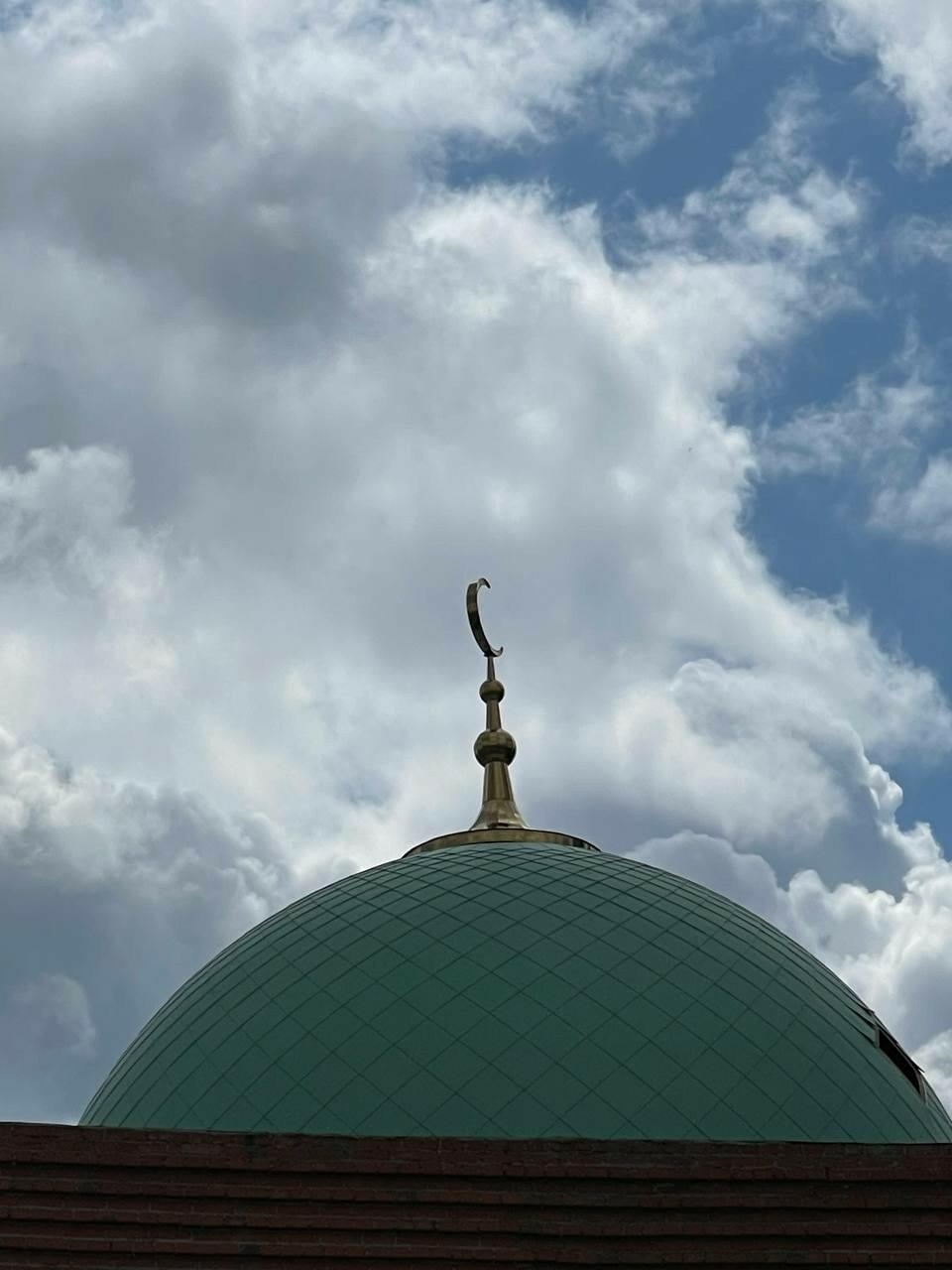 На Соборную мечеть «Джамиг» в Челнах установили полумесяц весом 700 килограмм